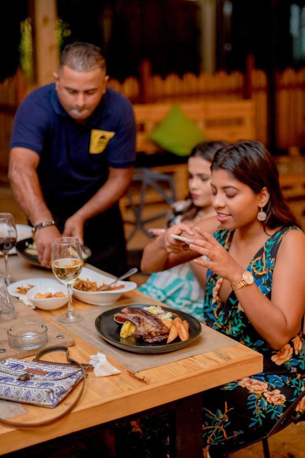 Tuk Tuk Boutique Hotel Negombo Eksteriør billede